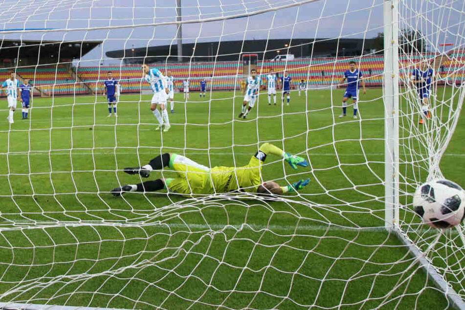 Daniel Frahn (2.v.l.) versenkt hier in der Partie bei der VSG Altglienicke einen Strafstoß. Ob der von muskulären Problemen im Oberschenkel geplagte Torjäger heute im Spitzenspiel gegen Wacker Nordhausen spielen kann, entscheidet sich kurzfristig.