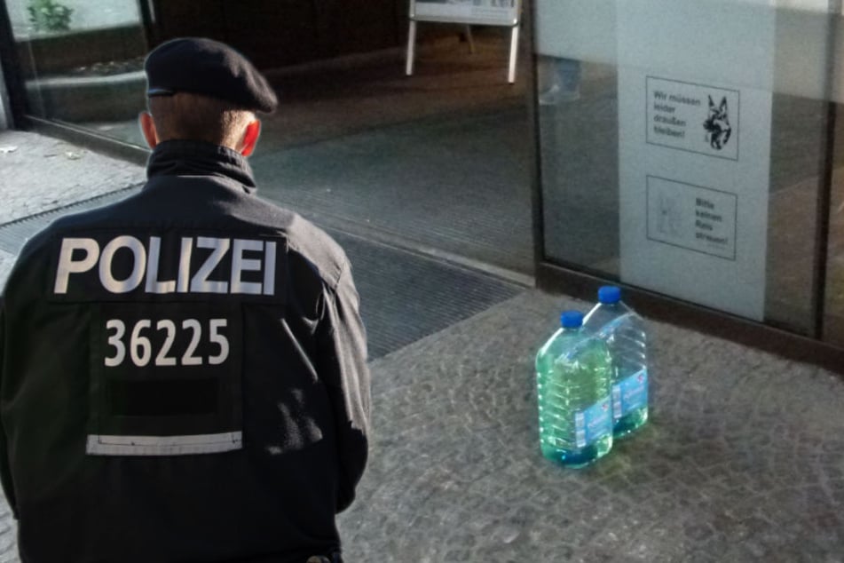 Mitten vor dem Rathaus hatte der 24-Jährige die mit Benzin gefüllten Wasserbehälter abgestellt. (Fotomontage)