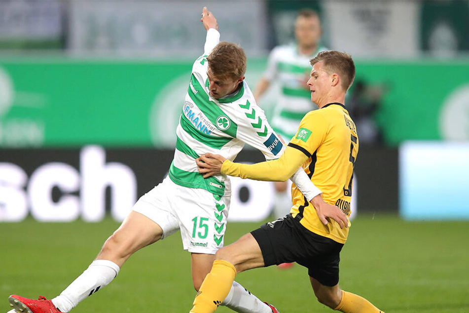 Der Fürther Sebastian Ernst und Dzenis Burnic rangeln um den Ball.