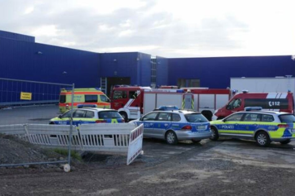 Beim Brand einer Montagehalle in Brandis sollen vier Mitarbeiter verletzt worden sein.