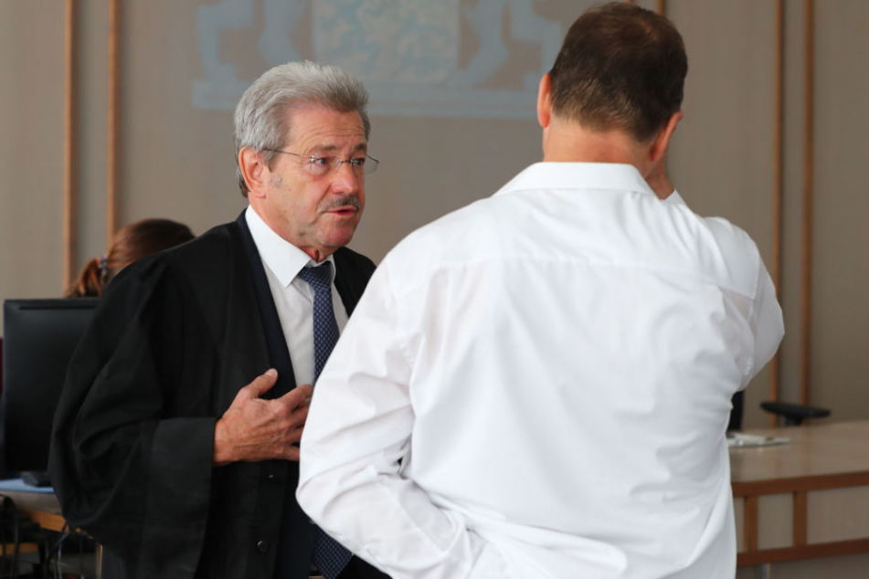 Der vom Dienst suspendierte Hauptkommissar diskutiert vor Prozessbeginn mit seinem Anwalt.