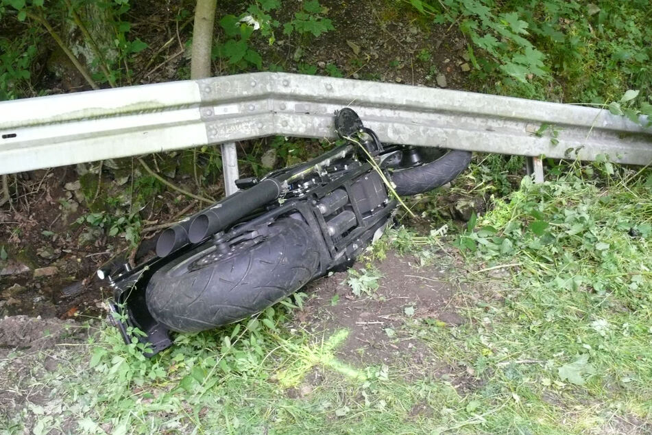 Nur wenige Kilometer entfernt war kurz zuvor ein Motorradfahrer (58) unter die Leitplanke gerutscht.