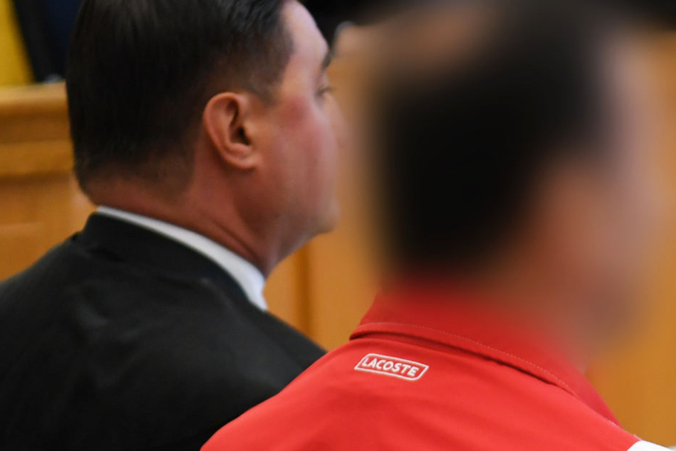 Der 48-jährige Angeklagte (vorne, rechts) sitzt zum Prozessbeginn im Gerichtssaal des Landgerichts neben seinem Verteidiger Alois Kovac.