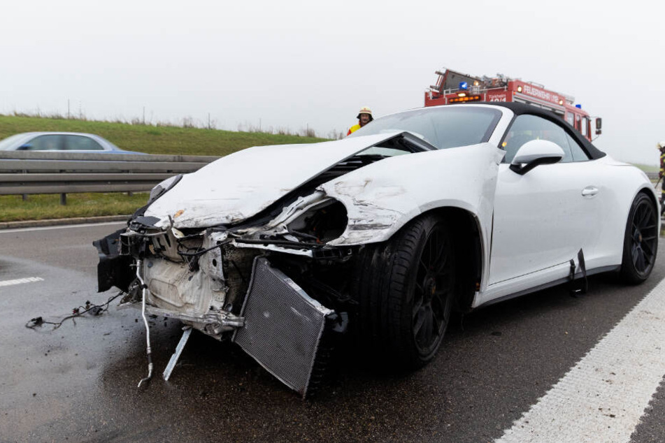 Die Insassen des Porsches kamen sicherheitshalber in ein Krankenhaus.