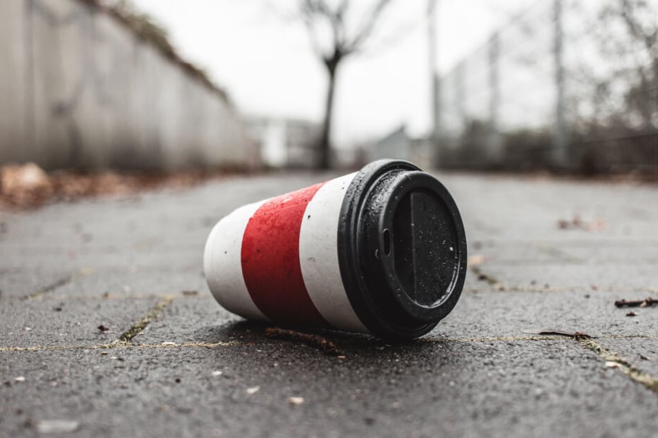Rund 25 Millionen To-Go-Becher landen in Frankfurt im Müll - oder im schlimmsten Fall auf der Straße (Symbolbild).