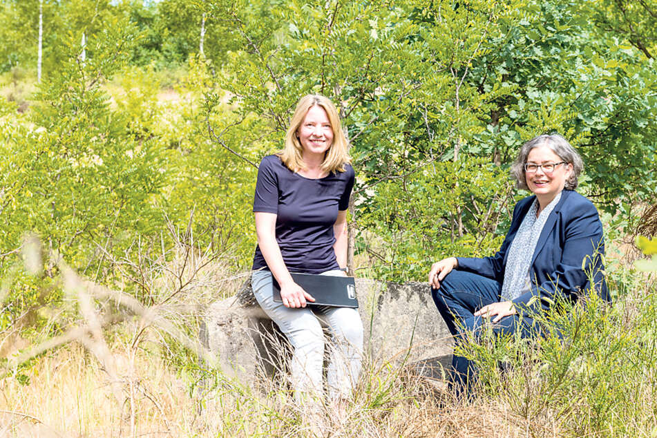 Abteilungsleiterin Anke Weber (49, l.) und Umweltbürgermeisterin Eva Jähnigen (56, Grüne) wollen den Heller schützen.
