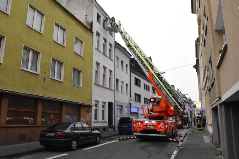 Mit einer Drehleiter erreichte die Feuerwehr die Dachwohnung.