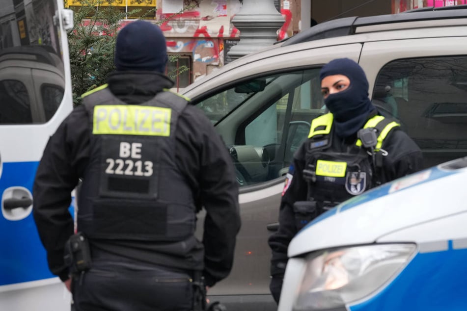 An der Razzia sollen Hunderte Beamte beteiligt sein. (Symbolfoto)