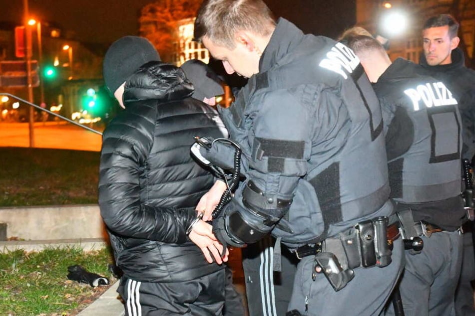 Schließlich klickten nach der Attacke bei fünf Personen doch noch die Handschellen.