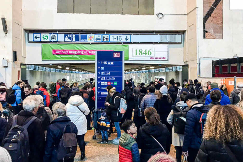 Menschen am Hautbahnhof am Dienstagmorgen.