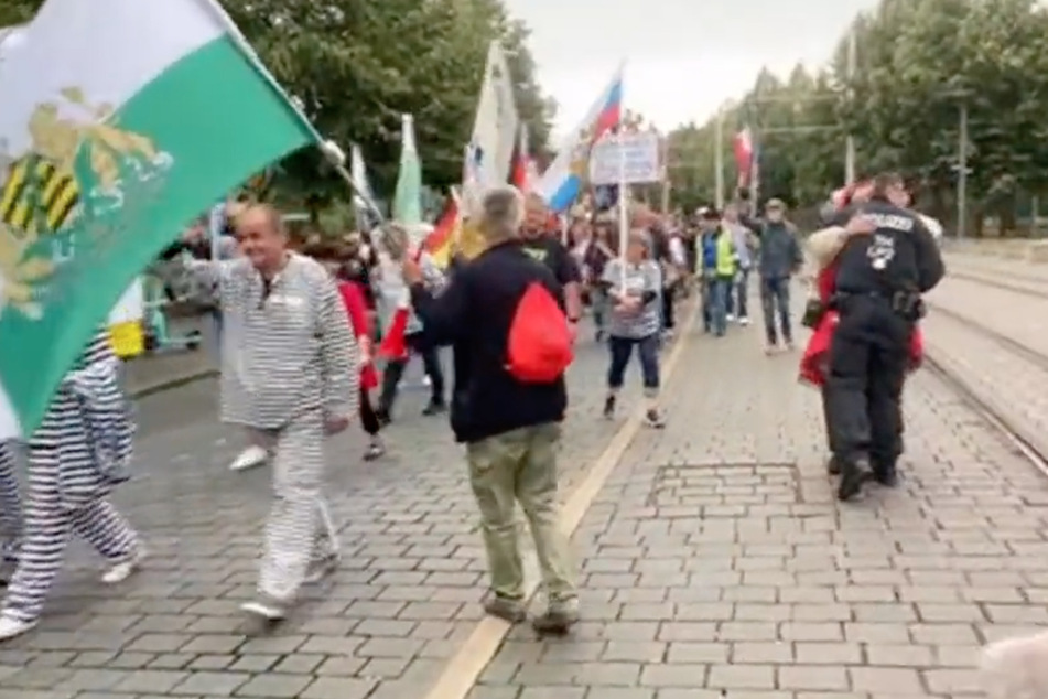 Polizist umarmt "Ricarda Lang" auf rechter Demo in Gera: Vorfall wird überprüft