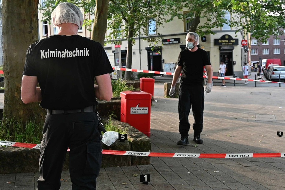 Die Kriminaltechnik sichert am Tatort Spuren.