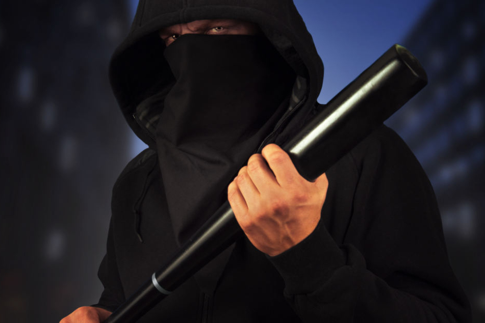 Ein 44 Jahre alter Mann soll einen 37-Jährigen in einer Bar in Berlin-Neukölln mit einem Baseballschläger attackiert haben (Symbolbild).