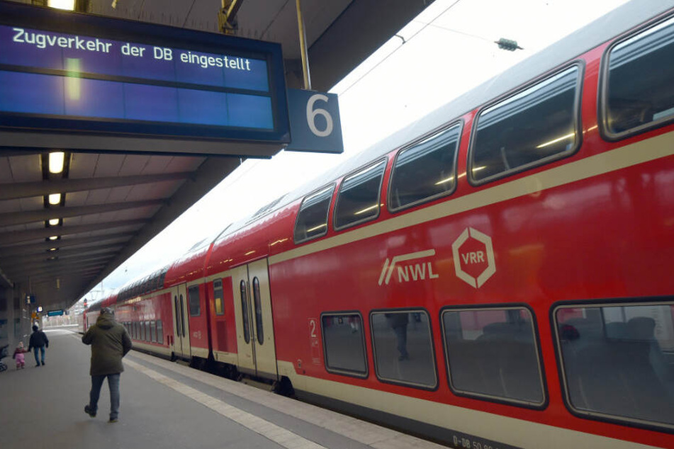 Zwischen Essen und Duisburg wird der Zugverkehr eingestellt. (Symbolbild)