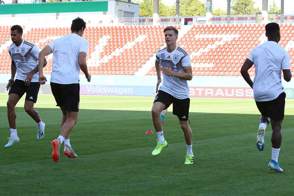Dzenis Burnic (2.v.r) beim Training der "U21" im Zwickauer Stadion. Der Dresdner war erstmals dabei.