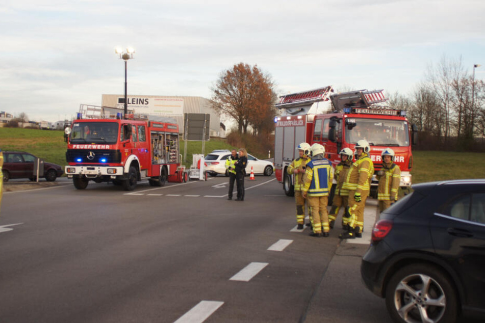 Die Feuerwehrmänner gehen an der Unfallstelle ihrer Arbeit nach.
