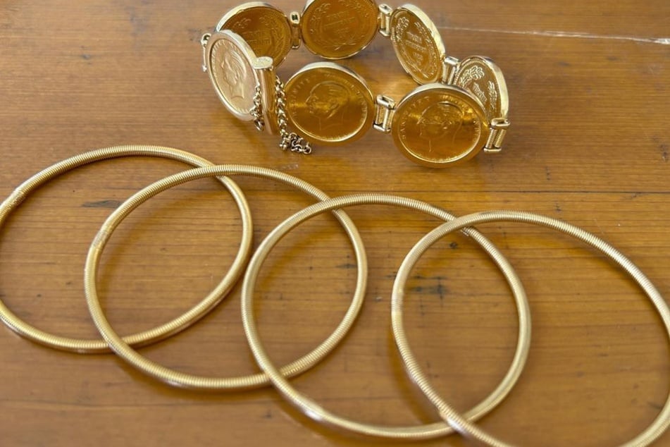 Unter anderem wurden Goldwaren in Form von Armreifen gefunden.