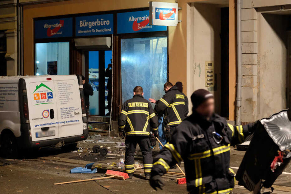 Am 3. Januar 2019 sollen drei Männer einen Anschlag auf das AfD-Büro in Döbeln verübt haben. Nun stehen sie vor Gericht.