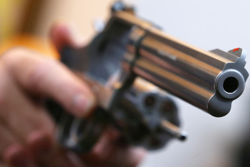 Bei der Durchsuchung der Wohnung des Mannes wurde Waffen gefunden. (Symbolbild)