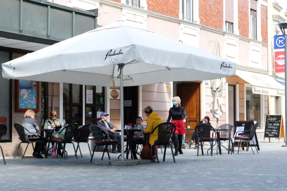 Slowenien, Celje: Gäste sitzen im Außenbereich eines Restaurants.