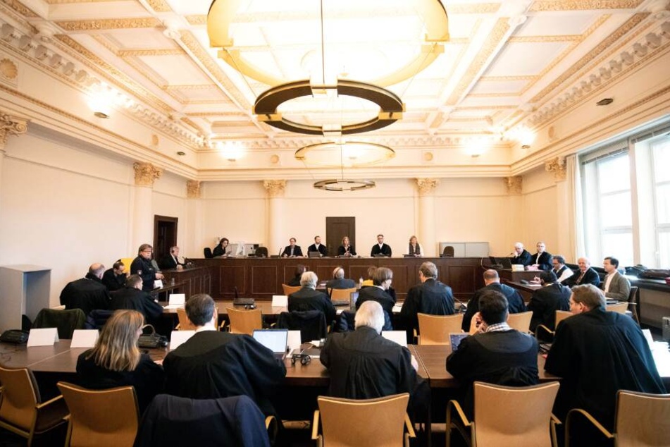Anne Meier-Göring (hinterste Reihe, M) eröffnet im Sitzungssaal des Landgerichts einen weiteren Prozesstag.