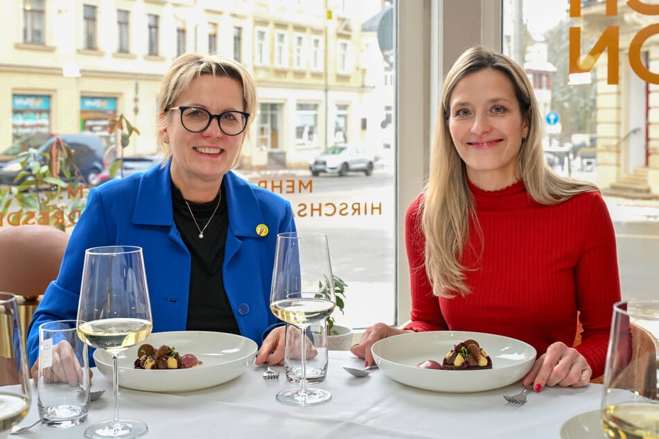 Schirmherrin Barbara Klepsch (60, l.) und Projektleiterin Anne Zeumer (41) freuen sich auf die "Kochsternstunden".