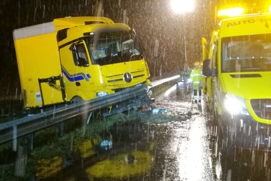Das Wrack des Lkw in der Nacht.