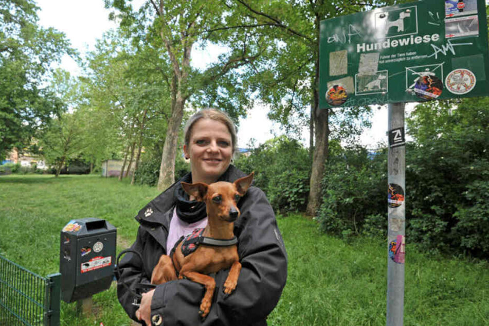 Susanne Schaper (40, Linke) mit ihrer Lotte (8). Die Politikerin kämpft seit Jahren für mehr Hundewiesen.