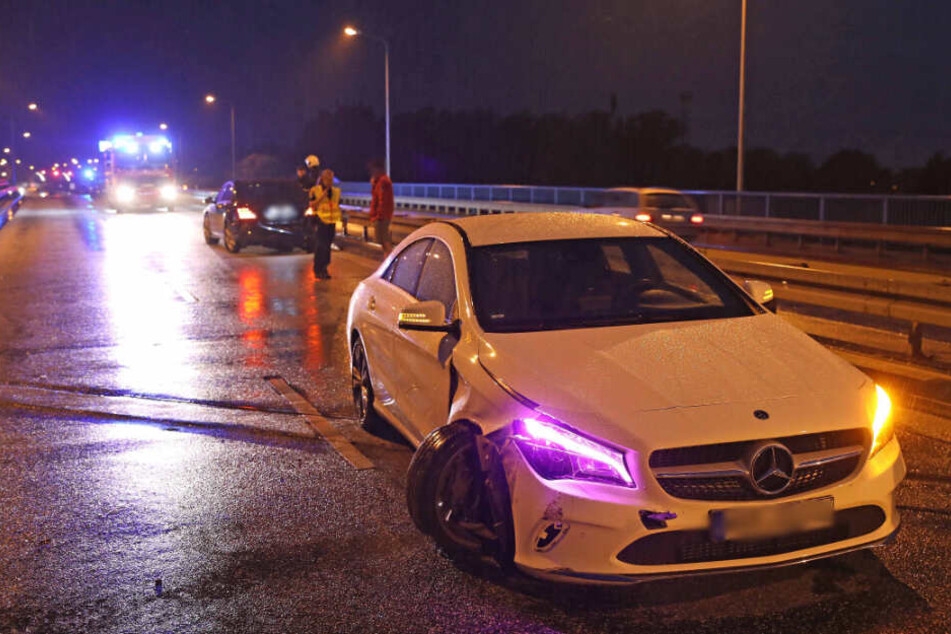 Die rechte Front des Autos wurde durch den Unfall stark beschädigt.