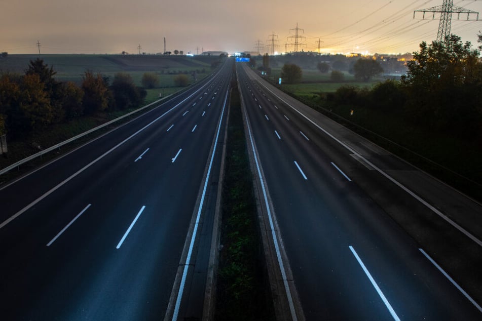 Der Mann hielt einfach auf dem Standstreifen der Autobahn an. (Symbolbild)