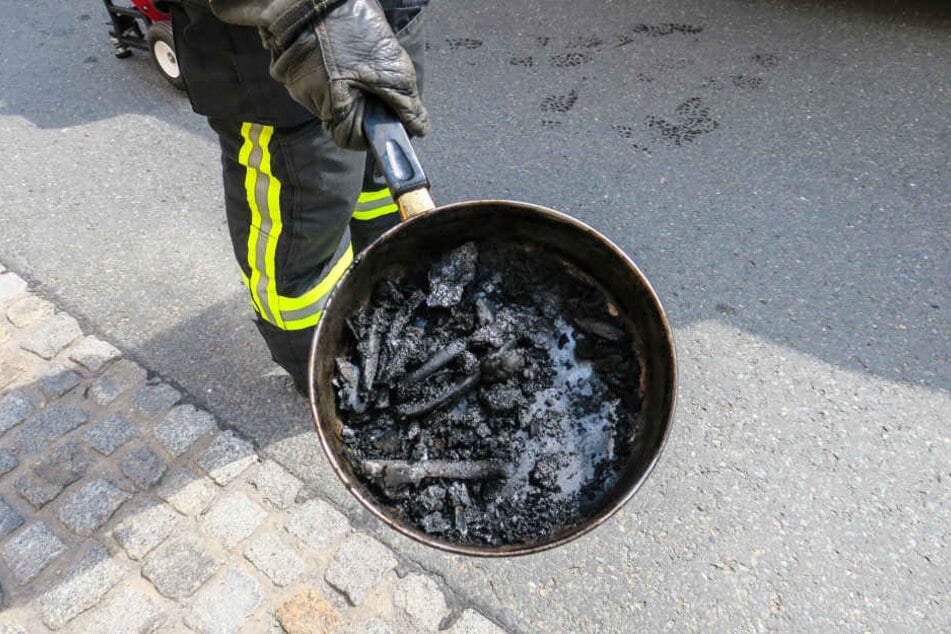 Von dem Mittagessen sind nur verkohlte Reste geblieben.