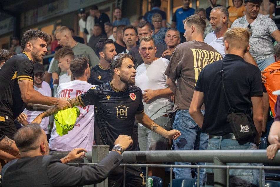 Tumulte nach Abpfiff auf der Babelsberger Heimtribüne. Mittendrin: Die Cottbuser Niko Bretschneider (25, vorn im schwarzen Trikot) und Filip Kusic (28, dahinter).