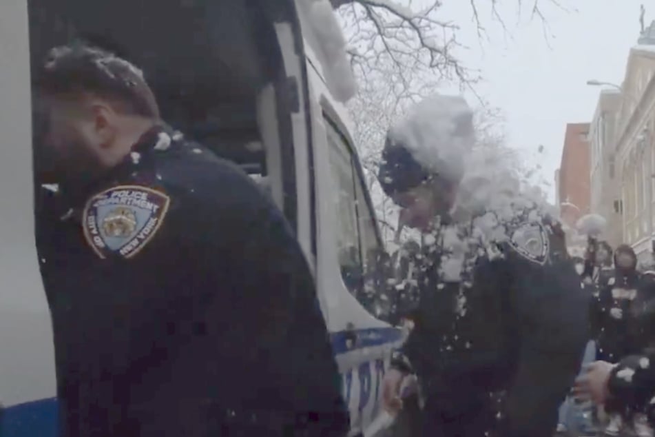 Kurz bevor sich die Polizisten in ihre Einsatzfahrzeuge retten konnten, hagelte es noch eine Ladung Schneebälle.