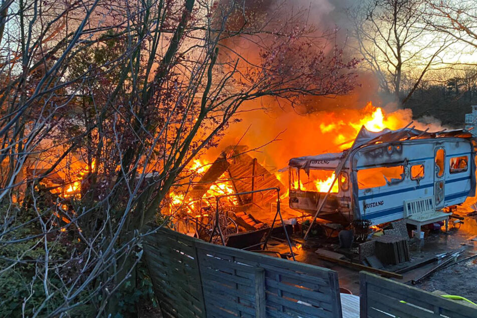 Feuer wütet auf Campingplatz! Gartenhütte und zwei Anhänger zerstört
