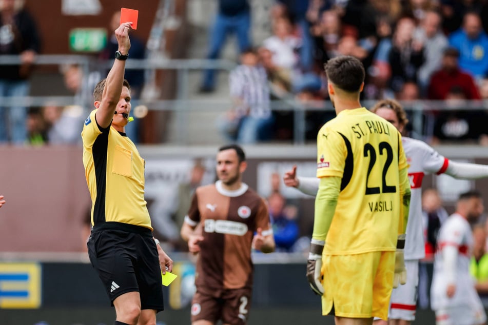 In der Nachspielzeit sah auch Keeper Nikola Vasilj (29) die Ampelkarte von Exner.