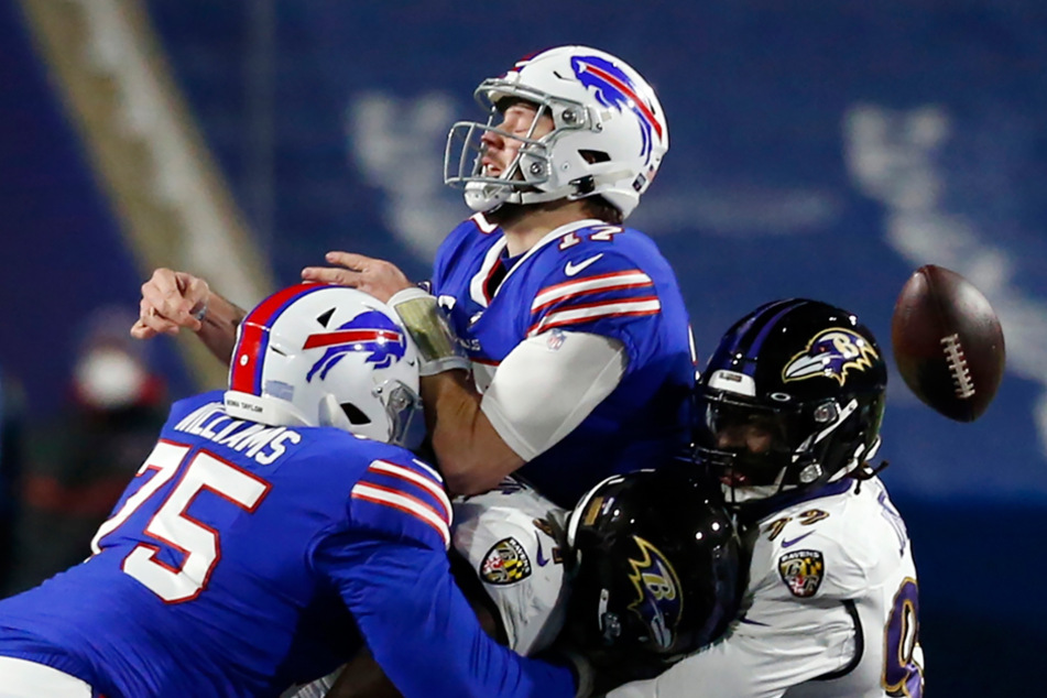 Kuscheln für Fortgeschrittene: Matt Judon (r.) nimmt Bills-Quarterback Josh Allen (M.) auf die Hörner.