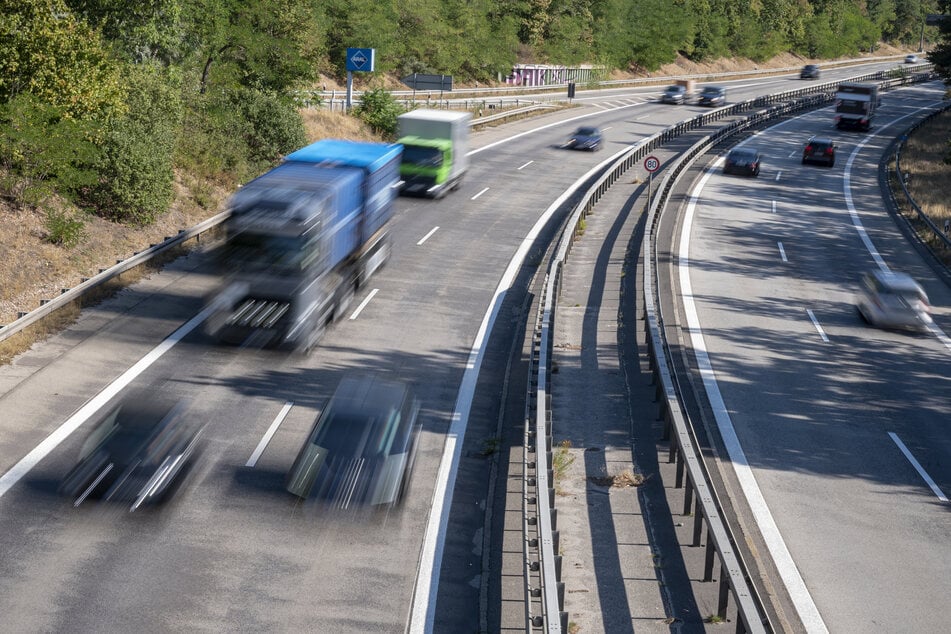 Auf der A115 (AVUS) in Berlin verlor ein Lkw Öl, weshalb die Autobahn in Richtung Stadtzentrum gesperrt ist. (Symbolbild)