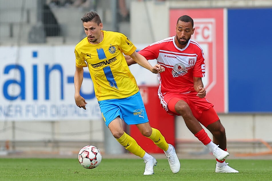 Cyrill Akono (24, r.) und der HFC können derzeit nur neidisch auf Tabellenführer Lok Leipzig gucken.