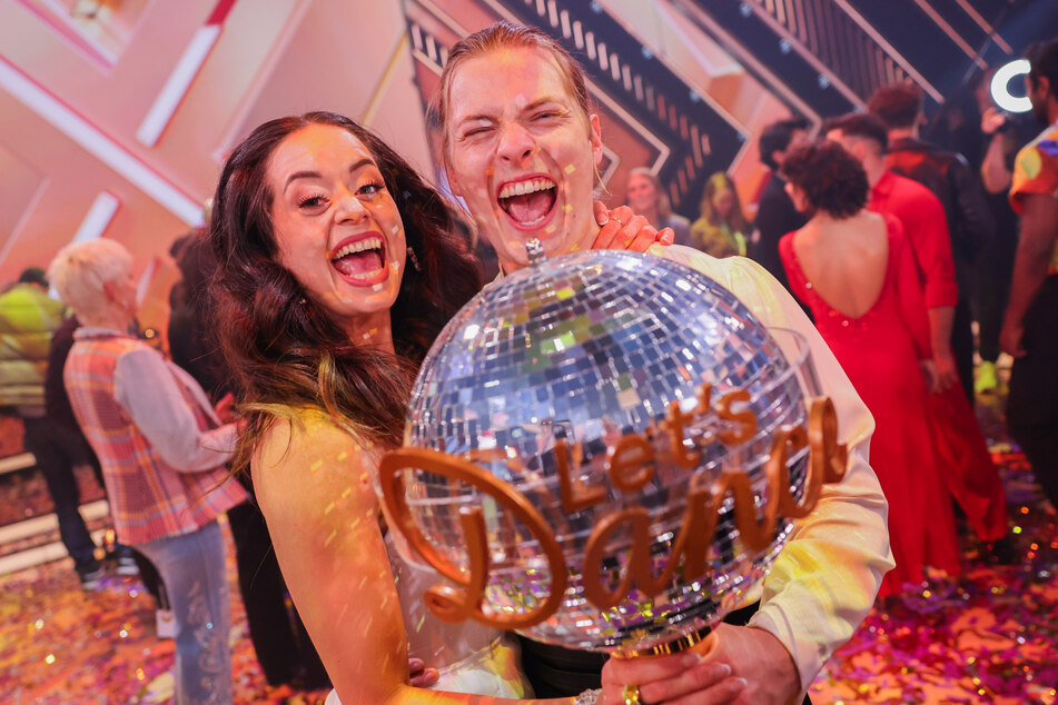 Gabriel Kelly (22) und Profitänzerin Malika Dzumaev (33) haben die diesjährige "Let's Dance"-Staffel gewonnen.