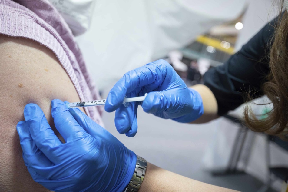 Gesundheitsminister empfiehlt vierte Corona-Impfung für jedermann