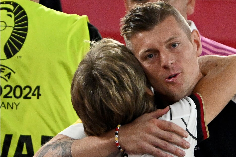 Toni Kroos (34, rechts) wird nach dem deutschen Ausscheiden von seiner Mutter Birgit umarmt.