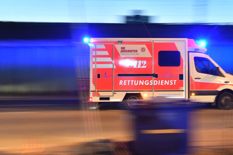 Ohne Führerschein auf Moped: Teenager kracht in Laster, Beifahrerin schwer verletzt