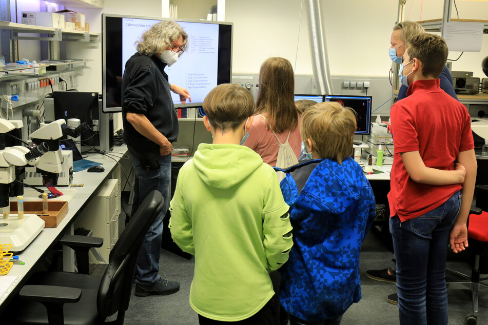 Kinder können am 3. Oktober beim "Türöffner-Tag" wieder über die Schultern schauen.