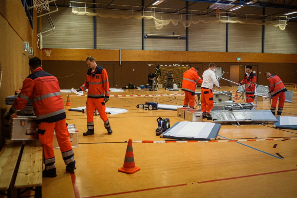 Blitzeis in Hamburg im Liveticker: Feuerwehr richtet Turnhalle für Verletzte ein