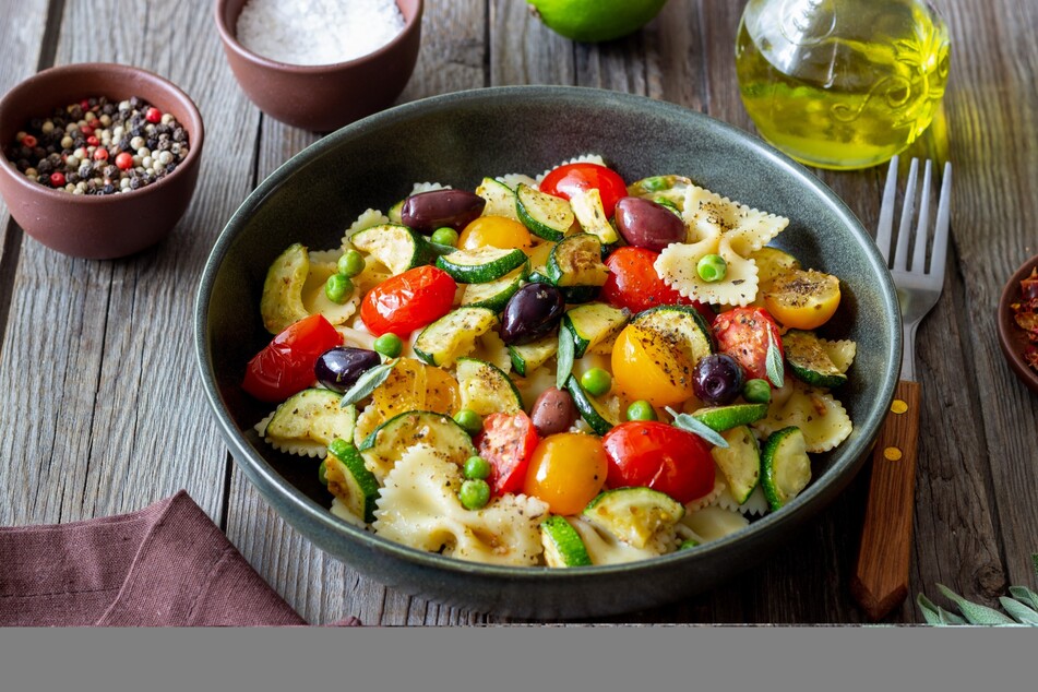 Ob vegan mit mehr Gemüse oder vegetarisch mit Mozzarella, mit Fisch oder Fleisch - Du kannst den italienischen Nudelsalat nach Belieben abwandeln.