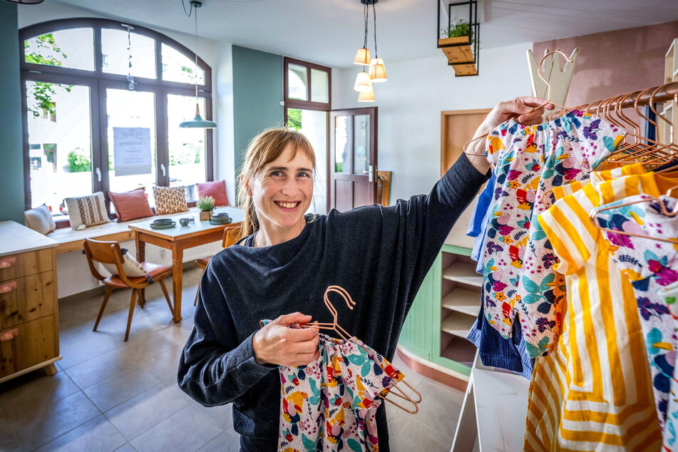 Franziska Schubert (42) verkauft in ihrem Laden bunte Mode für Kinder bis 5 Jahre.