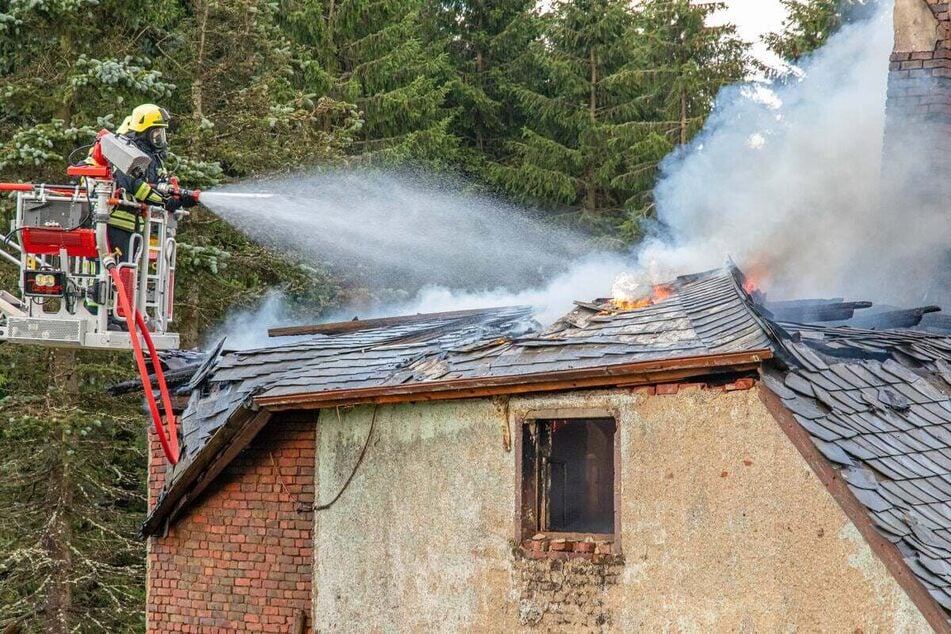 Flammen schossen aus dem Dachstuhl - die Einsatzkräfte kämpften mit Wasserwerfern gegen den Brand.