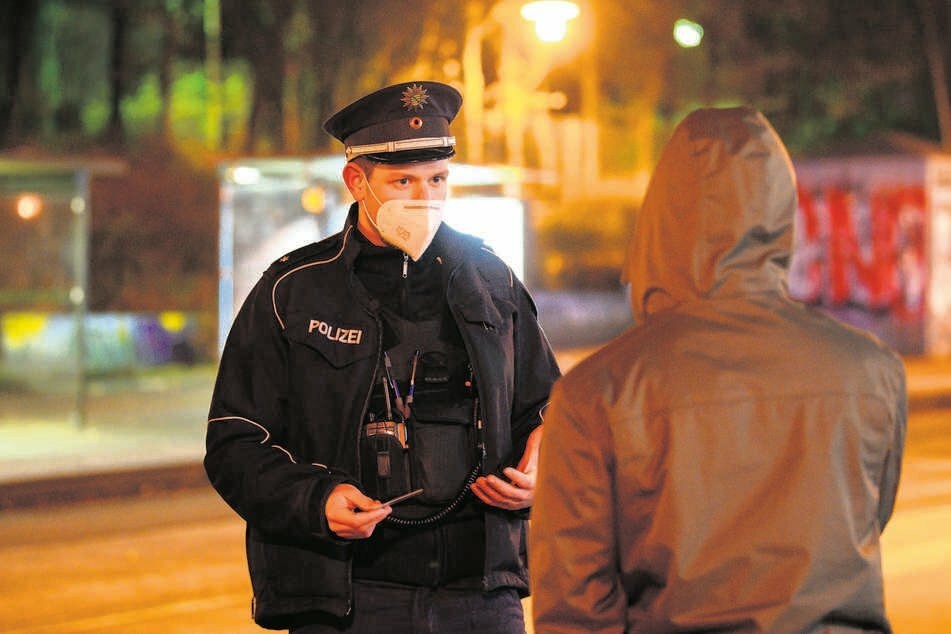 Mehrere Nachtschwärmer hielten sich laut Polizeiangaben nicht an die geltenden Corona-Regeln. (Symbolbild)