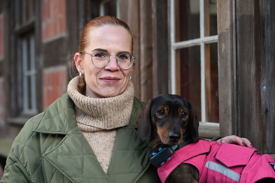 Dackel Anton (3) ist der Glücksbringer für Norma Grube (41, FDP).