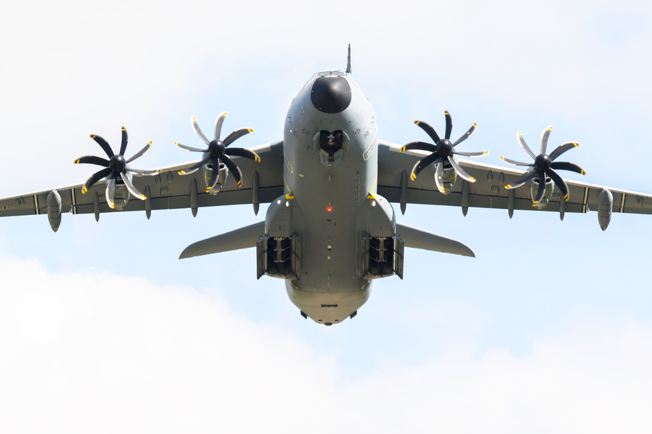 Ein Transportflugzeug Airbus A400M der Luftwaffe startet am Fliegerhorst Wunstorf zu einem Hilfeflug. Nun sollen die Flieger eingesetzt werden, um Deutsche aus Israel auszufliegen.